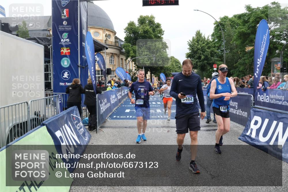 30.06.2024 - hella hamburg halbmarathon Lena Gebhardt http://msf.ph/oto/6673123 30.06.2024 10:43:14 Ziel 1175, 1887, 4388, 4691, 4849, 5233, 5482, 7211, 7429, 8028, 11514, 11894, 12048 meine-sportfotos.de