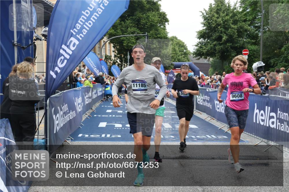 30.06.2024 - hella hamburg halbmarathon Lena Gebhardt http://msf.ph/oto/6673253 30.06.2024 11:10:13 Ziel 553, 926, 962, 2653, 2873, 3067, 3741, 6662, 8051, 8485, 9075, 9608, 10665, 11185, 11813 meine-sportfotos.de