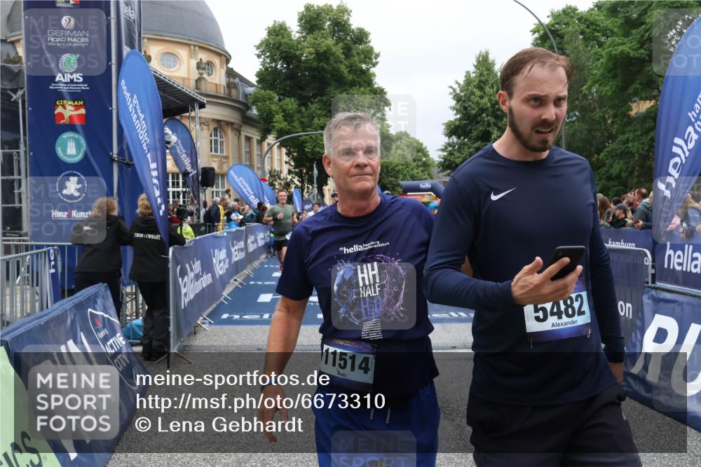 30.06.2024 - hella hamburg halbmarathon Lena Gebhardt http://msf.ph/oto/6673310 30.06.2024 10:43:16 Ziel 1175, 1887, 2051, 4388, 4691, 4849, 5482, 7211, 7212, 7429, 8028, 8537, 11514, 11894, 12048, 12559 meine-sportfotos.de