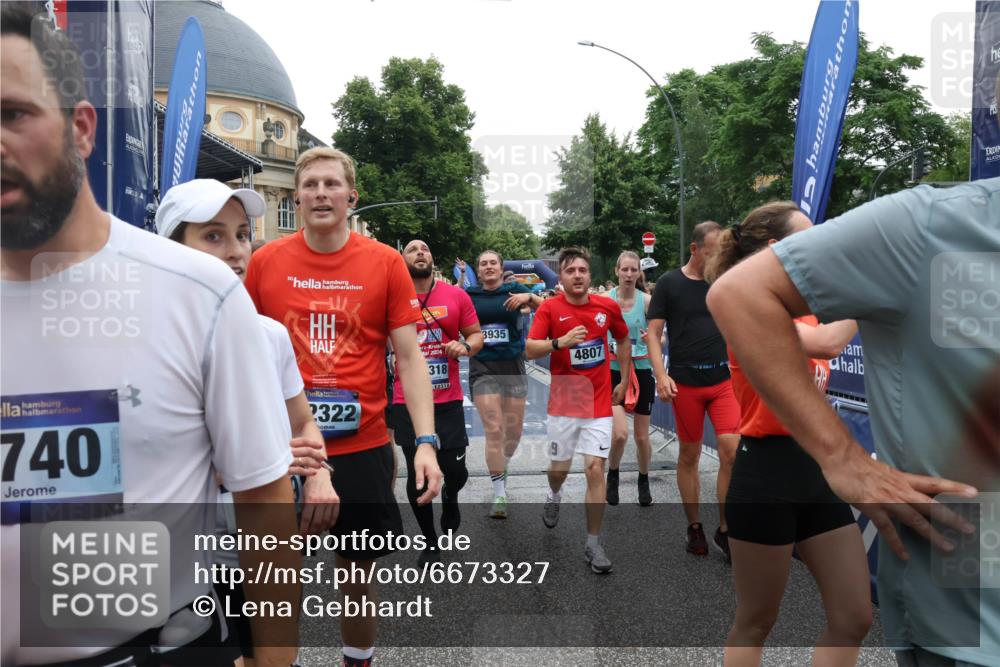 30.06.2024 - hella hamburg halbmarathon Lena Gebhardt http://msf.ph/oto/6673327 30.06.2024 11:14:32 Ziel 834, 1159, 1472, 2028, 2084, 2338, 2740, 2741, 3077, 3124, 3168, 3508, 3935, 4807, 5190, 6355, 6614, 7519, 8573, 8574, 9192, 9303, 9459, 10281, 10358, 10771, 12248, 12318, 12322 meine-sportfotos.de