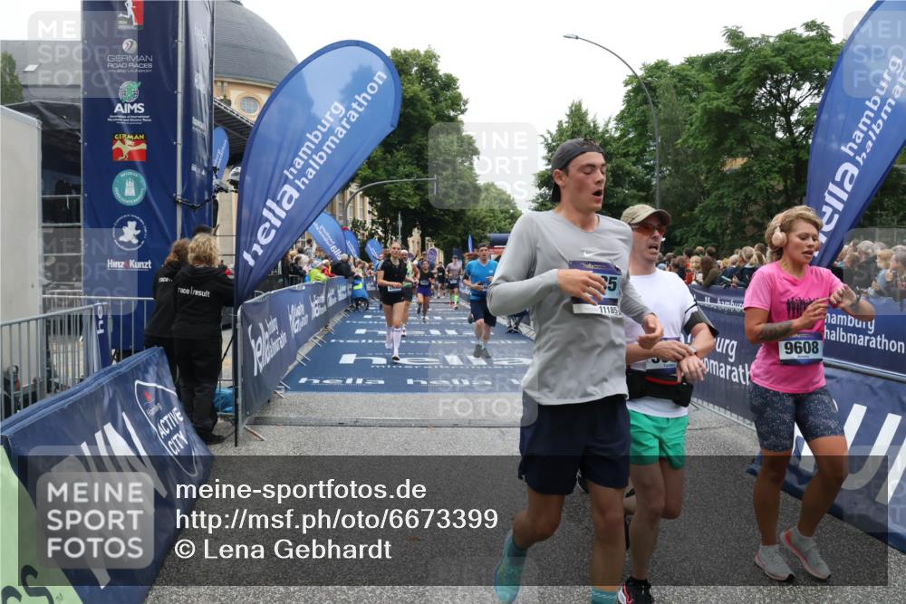 30.06.2024 - hella hamburg halbmarathon Lena Gebhardt http://msf.ph/oto/6673399 30.06.2024 11:10:14 Ziel 553, 926, 962, 1371, 2653, 2873, 3067, 3741, 6662, 7934, 8051, 8485, 8909, 9075, 9608, 10665, 11185, 11813 meine-sportfotos.de