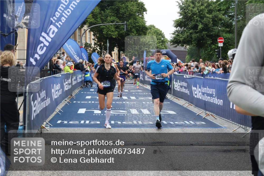 30.06.2024 - hella hamburg halbmarathon Lena Gebhardt http://msf.ph/oto/6673487 30.06.2024 11:10:15 Ziel 553, 926, 962, 1371, 2653, 2873, 2931, 3067, 3741, 6662, 7934, 8051, 8485, 8909, 9075, 9608, 10665, 11185, 11813 meine-sportfotos.de