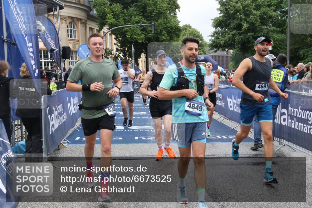 30.06.2024 - hella hamburg halbmarathon Lena Gebhardt http://msf.ph/oto/6673525 30.06.2024 10:43:18 Ziel 1175, 1887, 2051, 3949, 4388, 4691, 4849, 7211, 7212, 7531, 8028, 8537, 8563, 11514, 11894, 12048, 12559 meine-sportfotos.de