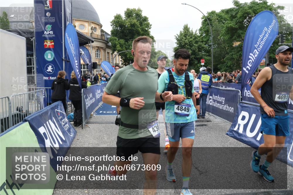 30.06.2024 - hella hamburg halbmarathon Lena Gebhardt http://msf.ph/oto/6673609 30.06.2024 10:43:19 Ziel 1175, 2051, 3949, 4388, 4691, 4849, 6922, 7211, 7212, 7531, 8028, 8537, 8563, 9108, 11894, 12048, 12559 meine-sportfotos.de