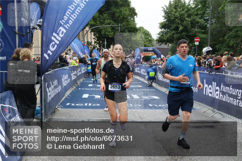 30.06.2024 - hella hamburg halbmarathon Lena Gebhardt http://msf.ph/oto/6673631 30.06.2024 11:10:16 Ziel 553, 926, 962, 1371, 2653, 2873, 2931, 3067, 4491, 6662, 7934, 8051, 8485, 8909, 9075, 9608, 11185 meine-sportfotos.de