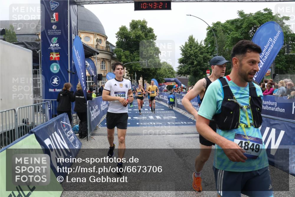 30.06.2024 - hella hamburg halbmarathon Lena Gebhardt http://msf.ph/oto/6673706 30.06.2024 10:43:20 Ziel 1175, 2051, 3949, 4388, 4691, 4849, 6922, 7211, 7212, 7531, 8028, 8537, 8563, 9108, 12048, 12559 meine-sportfotos.de