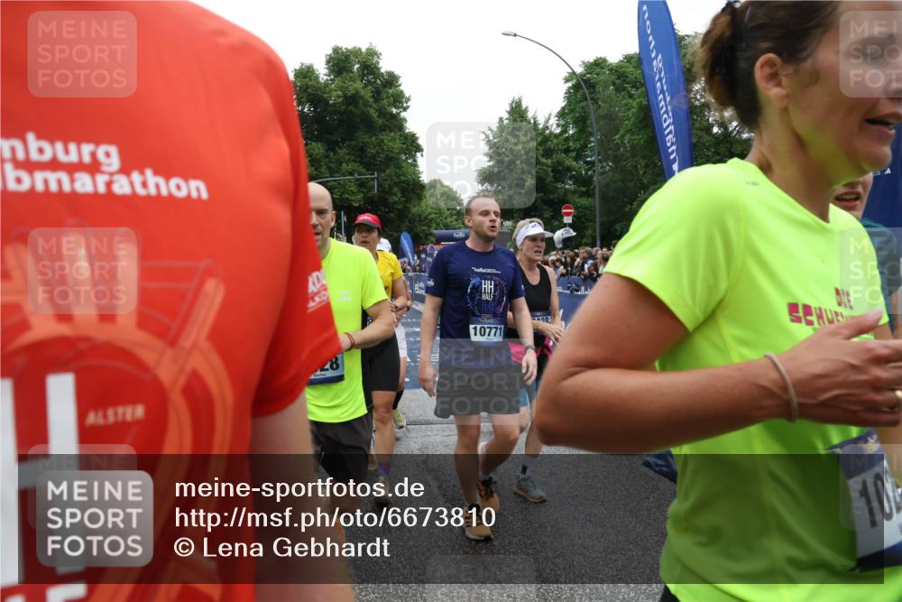 30.06.2024 - hella hamburg halbmarathon Lena Gebhardt http://msf.ph/oto/6673810 30.06.2024 11:14:36 Ziel 834, 1048, 1472, 2028, 2084, 2338, 3077, 3124, 3883, 3935, 4807, 6355, 7519, 9303, 9559, 10281, 10771, 12318 meine-sportfotos.de