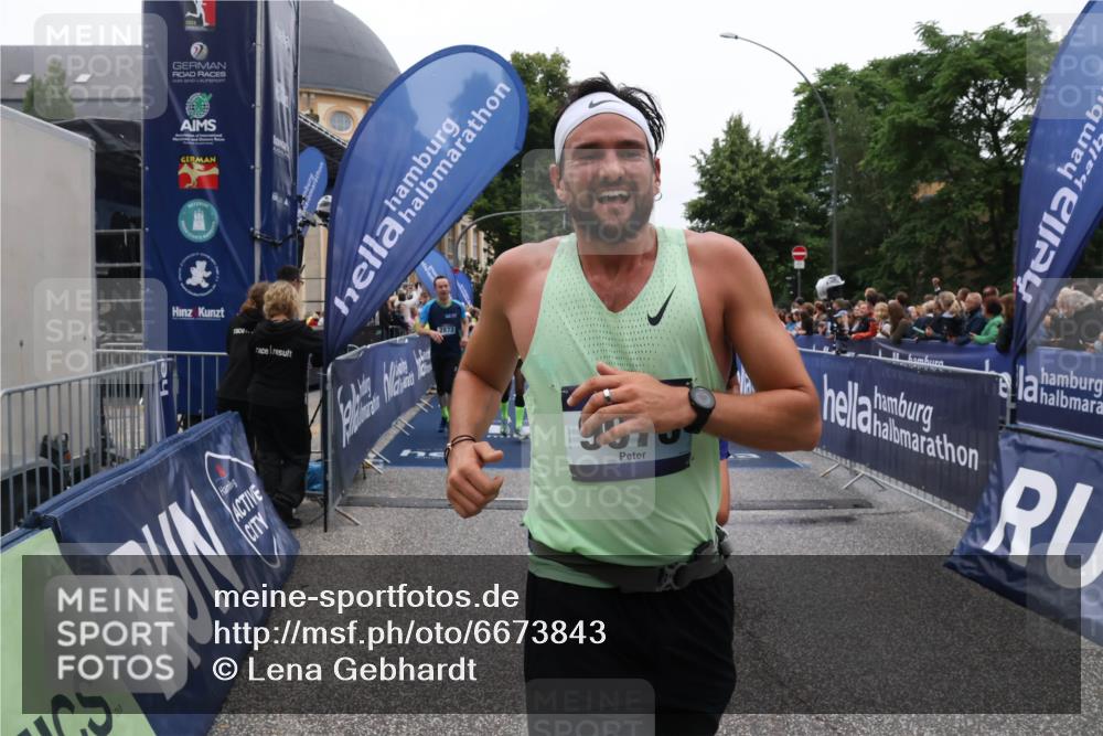 30.06.2024 - hella hamburg halbmarathon Lena Gebhardt http://msf.ph/oto/6673843 30.06.2024 11:10:18 Ziel 553, 926, 962, 1371, 2653, 2873, 2930, 2931, 3067, 3845, 4491, 5643, 6662, 7934, 8051, 8485, 8909, 9075, 9608, 11185 meine-sportfotos.de