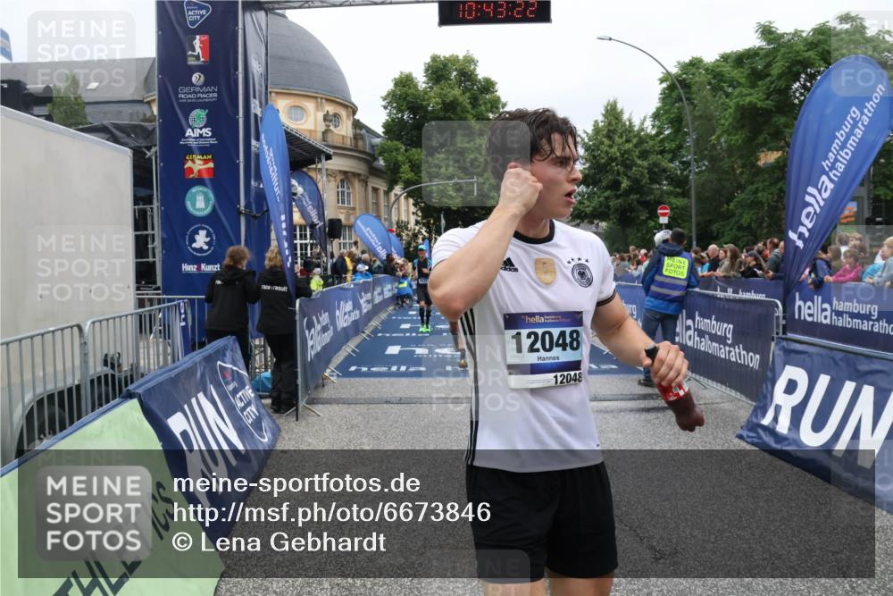 30.06.2024 - hella hamburg halbmarathon Lena Gebhardt http://msf.ph/oto/6673846 30.06.2024 10:43:21 Ziel 1175, 2051, 3949, 4388, 4691, 4849, 4976, 6922, 7211, 7212, 7531, 8028, 8537, 8563, 9108, 12048, 12559 meine-sportfotos.de