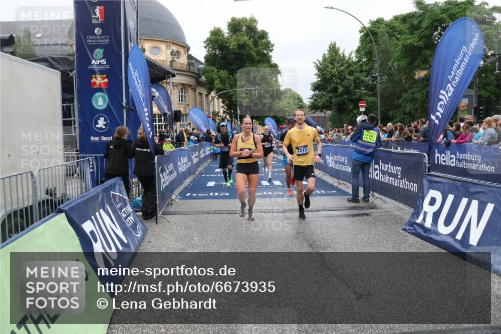 30.06.2024 - hella hamburg halbmarathon Lena Gebhardt http://msf.ph/oto/6673935 30.06.2024 10:43:22 Ziel 1175, 2051, 3949, 4388, 4691, 4849, 4976, 6922, 7211, 7212, 7531, 8028, 8537, 8563, 9108, 12048, 12339, 12559 meine-sportfotos.de