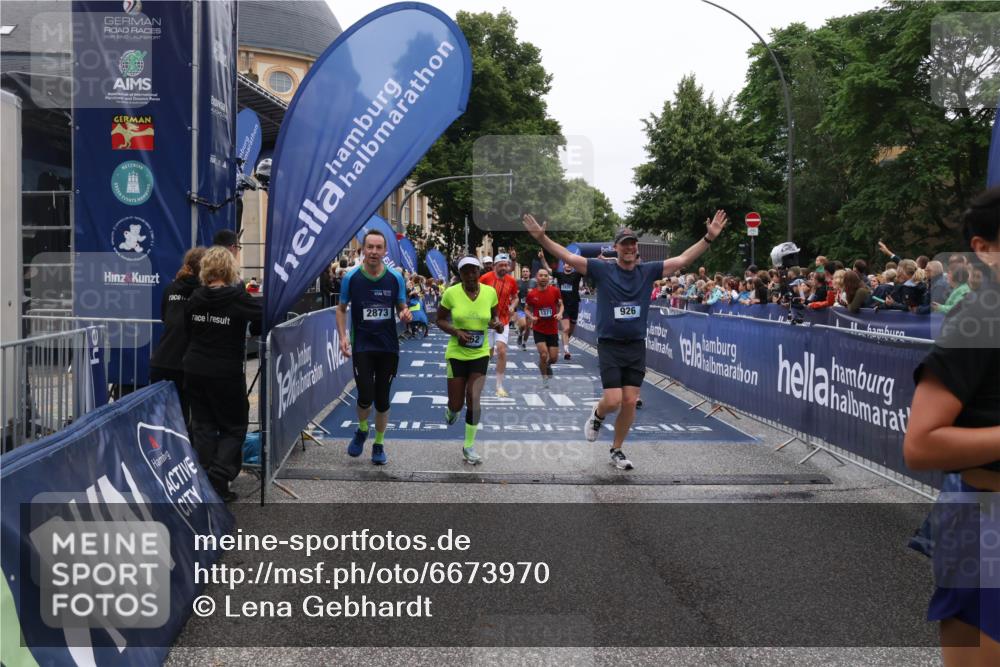 30.06.2024 - hella hamburg halbmarathon Lena Gebhardt http://msf.ph/oto/6673970 30.06.2024 11:10:19 Ziel 553, 926, 962, 1371, 2653, 2873, 2930, 2931, 3808, 3845, 4491, 5643, 6662, 7934, 8051, 8485, 8909, 9075, 11664 meine-sportfotos.de