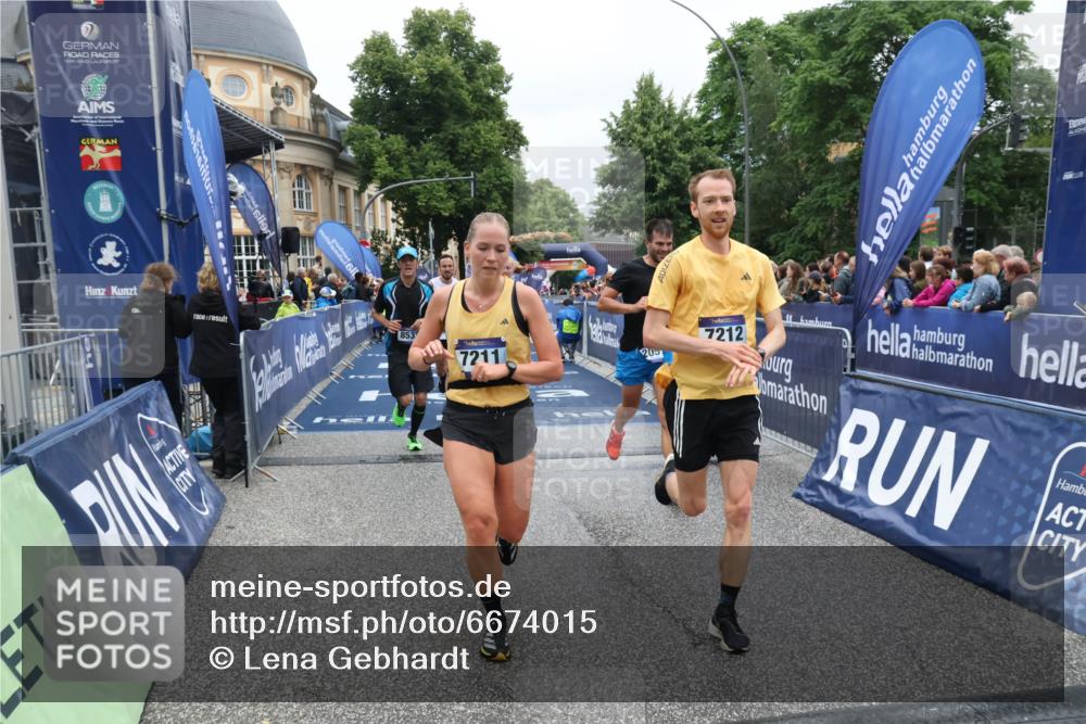 30.06.2024 - hella hamburg halbmarathon Lena Gebhardt http://msf.ph/oto/6674015 30.06.2024 10:43:23 Ziel 1175, 2051, 3949, 4976, 6922, 7211, 7212, 7531, 8028, 8537, 8563, 9108, 10412, 12048, 12339, 12559 meine-sportfotos.de
