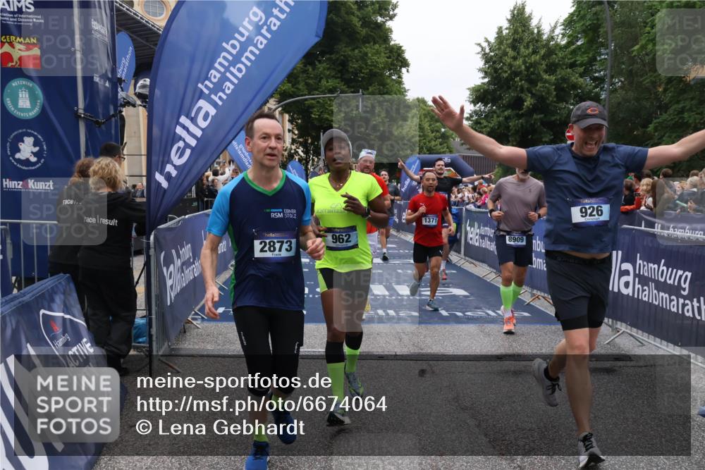 30.06.2024 - hella hamburg halbmarathon Lena Gebhardt http://msf.ph/oto/6674064 30.06.2024 11:10:20 Ziel 926, 962, 1371, 2653, 2873, 2930, 2931, 3808, 3845, 4491, 5643, 6662, 7014, 7934, 8051, 8149, 8485, 8909, 9075, 11664 meine-sportfotos.de