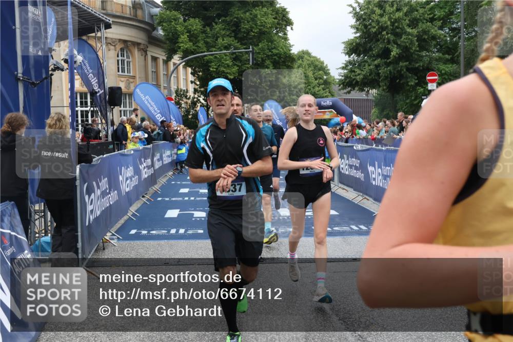 30.06.2024 - hella hamburg halbmarathon Lena Gebhardt http://msf.ph/oto/6674112 30.06.2024 10:43:24 Ziel 2051, 3949, 4976, 6922, 7211, 7212, 7531, 8537, 8563, 9108, 9688, 10412, 12048, 12339, 12559 meine-sportfotos.de