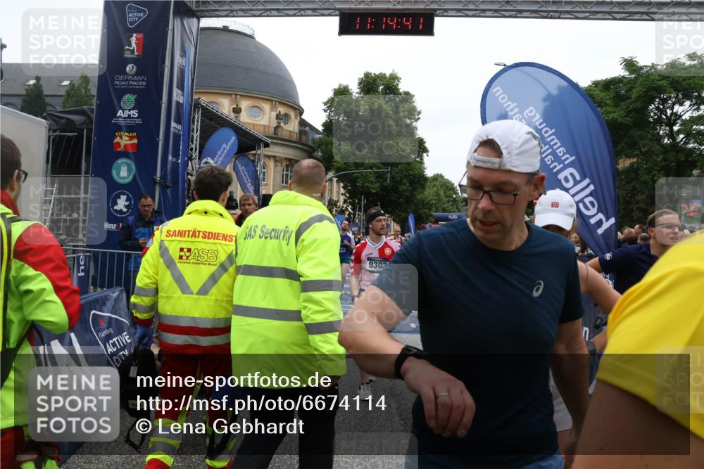 30.06.2024 - hella hamburg halbmarathon Lena Gebhardt http://msf.ph/oto/6674114 30.06.2024 11:14:39 Ziel 834, 1048, 1472, 2028, 2084, 2338, 3077, 3883, 4379, 6355, 7278, 9303, 9559, 10771, 11957 meine-sportfotos.de