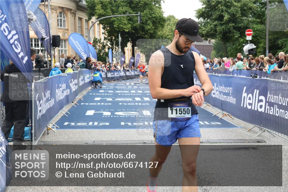30.06.2024 - hella hamburg halbmarathon Lena Gebhardt http://msf.ph/oto/6674127 30.06.2024 10:39:20 Ziel 585, 6551, 9760, 10453, 11059, 11550 meine-sportfotos.de