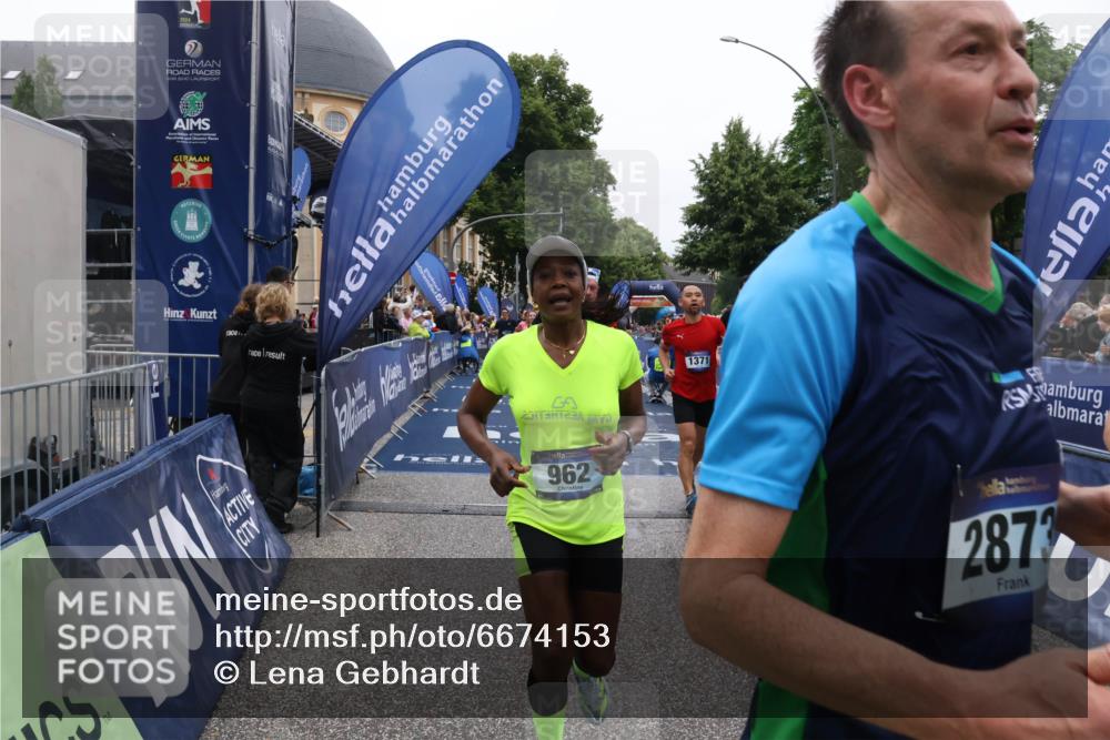 30.06.2024 - hella hamburg halbmarathon Lena Gebhardt http://msf.ph/oto/6674153 30.06.2024 11:10:21 Ziel 926, 962, 1371, 2653, 2873, 2930, 2931, 3808, 3845, 4491, 5643, 6662, 7014, 7934, 8051, 8149, 8485, 8909, 9075, 10302, 11395, 11664 meine-sportfotos.de