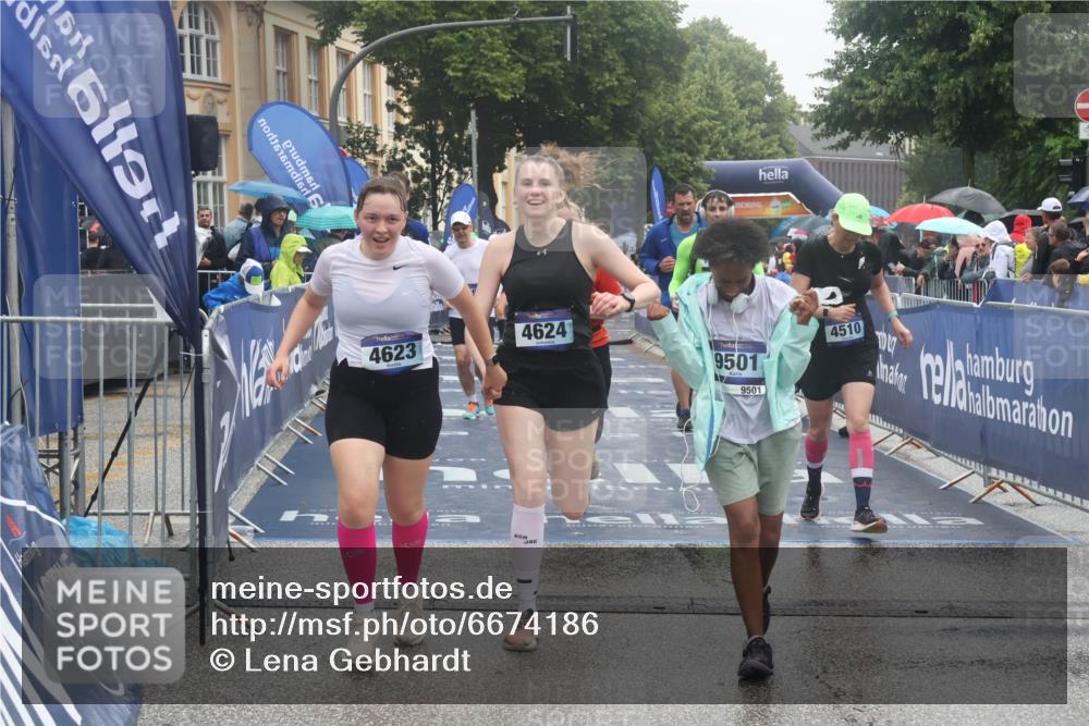 30.06.2024 - hella hamburg halbmarathon Lena Gebhardt http://msf.ph/oto/6674186 30.06.2024 12:22:58 Ziel 4269, 4510, 4623, 4624, 5877, 7449, 8668, 9501, 10600, 11552 meine-sportfotos.de