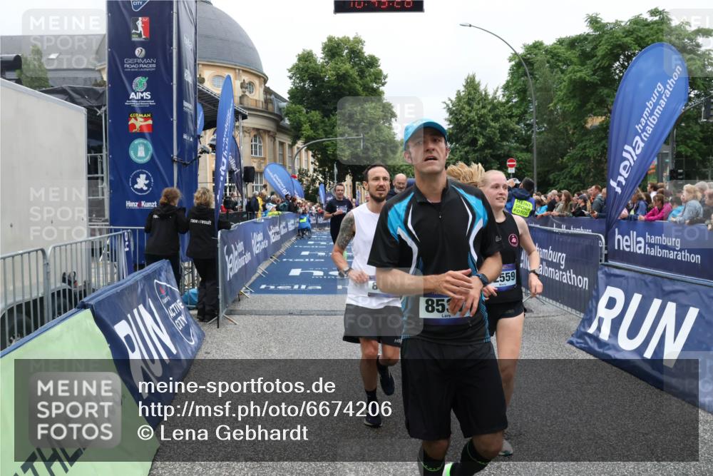 30.06.2024 - hella hamburg halbmarathon Lena Gebhardt http://msf.ph/oto/6674206 30.06.2024 10:43:25 Ziel 2051, 3949, 4976, 6922, 7211, 7212, 7531, 8537, 8563, 9108, 9688, 10412, 12339, 12559 meine-sportfotos.de