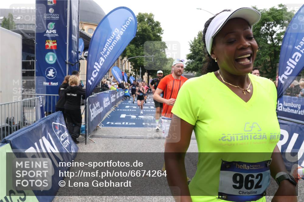 30.06.2024 - hella hamburg halbmarathon Lena Gebhardt http://msf.ph/oto/6674264 30.06.2024 11:10:22 Ziel 926, 962, 1371, 2873, 2930, 2931, 3808, 3845, 4491, 5643, 7014, 7934, 8051, 8149, 8485, 8909, 9075, 10302, 11273, 11395, 11664 meine-sportfotos.de