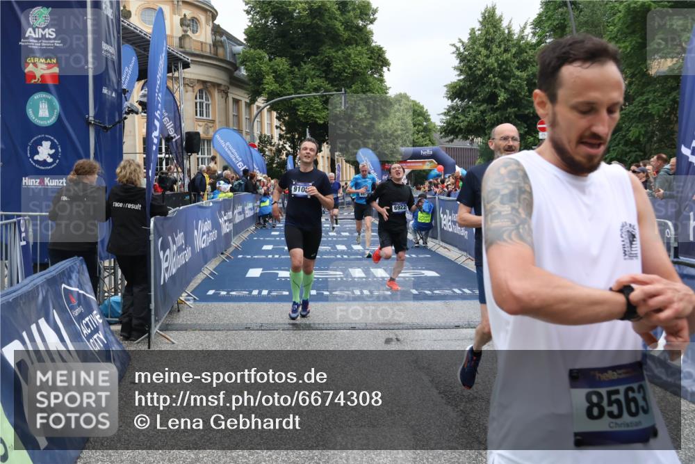 30.06.2024 - hella hamburg halbmarathon Lena Gebhardt http://msf.ph/oto/6674308 30.06.2024 10:43:26 Ziel 2051, 3949, 4976, 6922, 7211, 7212, 7531, 8537, 8563, 9108, 9688, 10412, 12339, 12559 meine-sportfotos.de