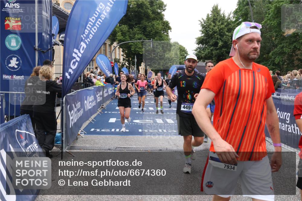 30.06.2024 - hella hamburg halbmarathon Lena Gebhardt http://msf.ph/oto/6674360 30.06.2024 11:10:23 Ziel 926, 962, 1371, 2584, 2873, 2930, 2931, 3351, 3808, 3845, 4491, 5643, 7014, 7934, 8051, 8149, 8909, 10302, 11273, 11274, 11395, 11664 meine-sportfotos.de
