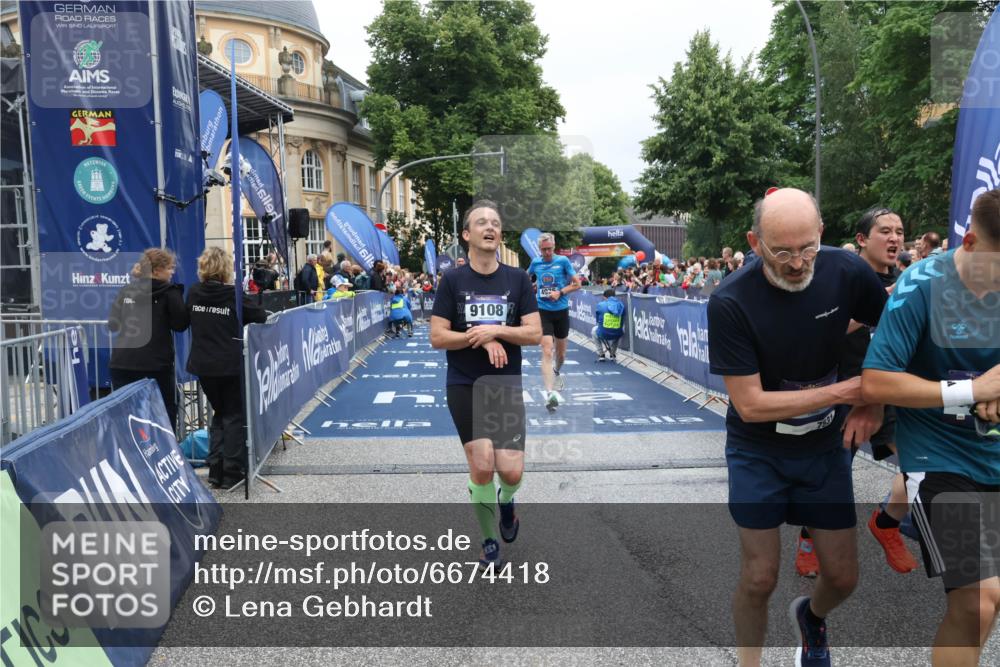 30.06.2024 - hella hamburg halbmarathon Lena Gebhardt http://msf.ph/oto/6674418 30.06.2024 10:43:27 Ziel 2051, 3949, 4976, 6922, 7212, 7531, 8537, 8563, 9108, 9688, 10412, 12339, 12559 meine-sportfotos.de