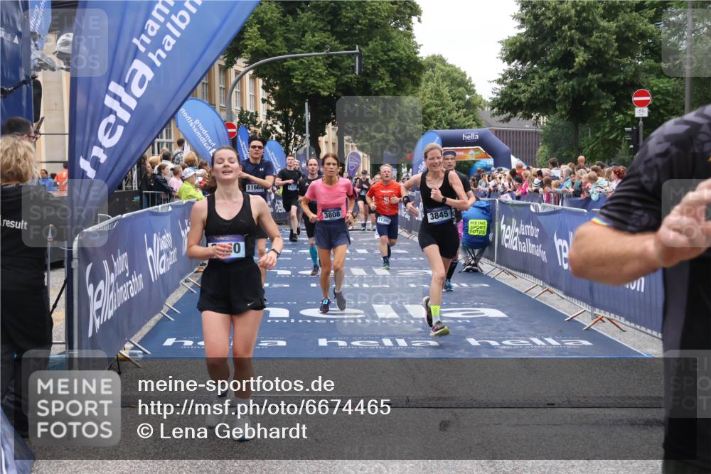 30.06.2024 - hella hamburg halbmarathon Lena Gebhardt http://msf.ph/oto/6674465 30.06.2024 11:10:24 Ziel 926, 962, 1371, 2584, 2873, 2930, 2931, 3351, 3808, 3845, 4491, 5643, 7014, 7934, 8149, 8909, 10302, 11273, 11274, 11395, 11664, 13212 meine-sportfotos.de