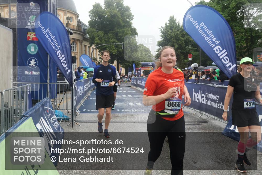 30.06.2024 - hella hamburg halbmarathon Lena Gebhardt http://msf.ph/oto/6674524 30.06.2024 12:23:01 Ziel 4269, 4510, 4623, 4624, 5877, 7449, 8668, 9501, 11552 meine-sportfotos.de