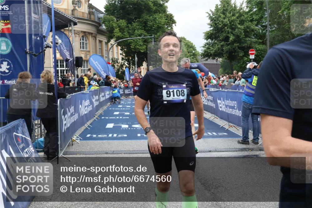 30.06.2024 - hella hamburg halbmarathon Lena Gebhardt http://msf.ph/oto/6674560 30.06.2024 10:43:28 Ziel 2051, 3949, 4976, 6922, 7531, 8537, 8563, 9108, 9596, 9688, 9910, 10412, 12339, 12559 meine-sportfotos.de