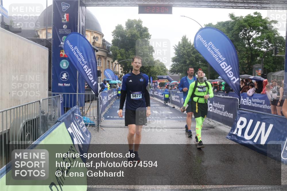 30.06.2024 - hella hamburg halbmarathon Lena Gebhardt http://msf.ph/oto/6674594 30.06.2024 12:23:02 Ziel 4269, 4510, 4623, 4624, 5877, 7449, 8209, 8668, 9501, 11552 meine-sportfotos.de