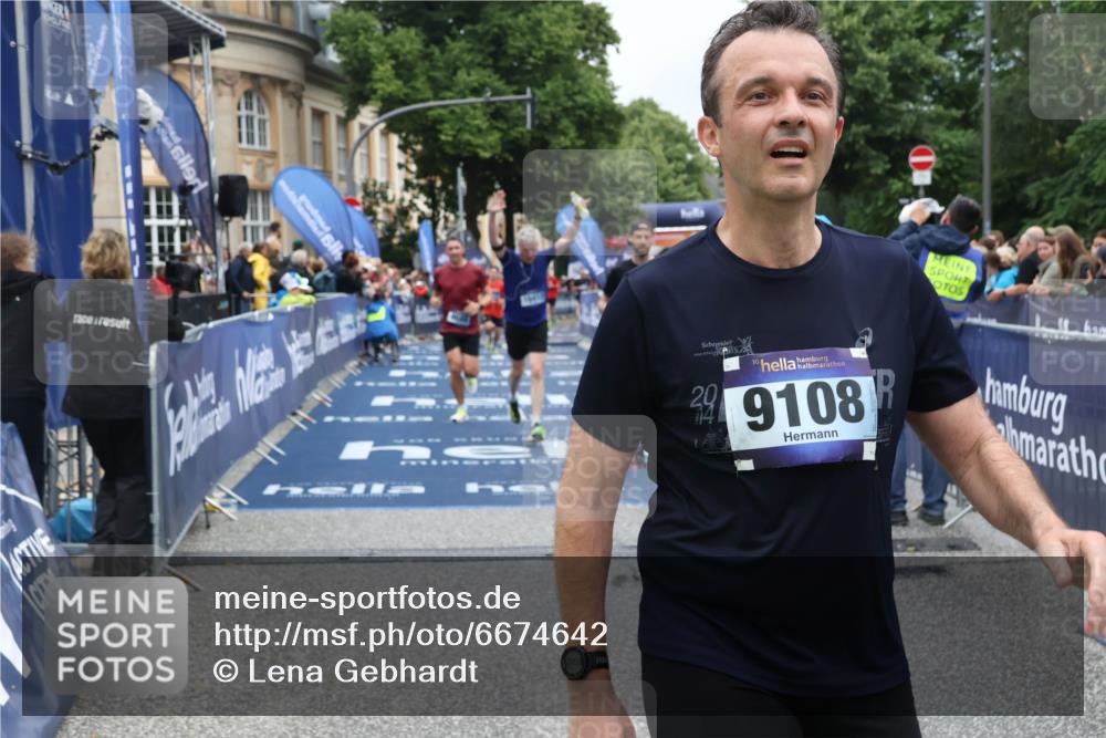 30.06.2024 - hella hamburg halbmarathon Lena Gebhardt http://msf.ph/oto/6674642 30.06.2024 10:43:29 Ziel 3949, 4976, 6922, 7531, 8563, 9108, 9596, 9688, 9910, 10412, 11610, 12339 meine-sportfotos.de