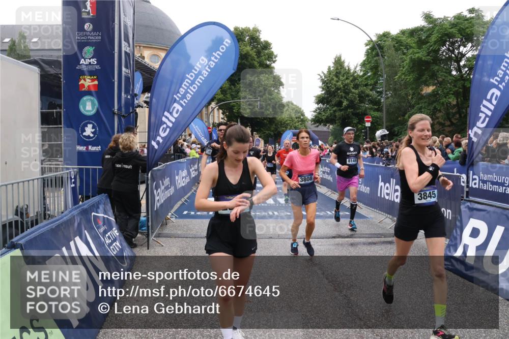 30.06.2024 - hella hamburg halbmarathon Lena Gebhardt http://msf.ph/oto/6674645 30.06.2024 11:10:26 Ziel 1371, 2584, 2720, 2930, 2931, 3351, 3808, 3845, 4491, 5032, 5643, 7014, 7934, 8149, 8450, 8909, 9195, 9462, 10302, 11273, 11274, 11395, 11664, 11856, 13212 meine-sportfotos.de