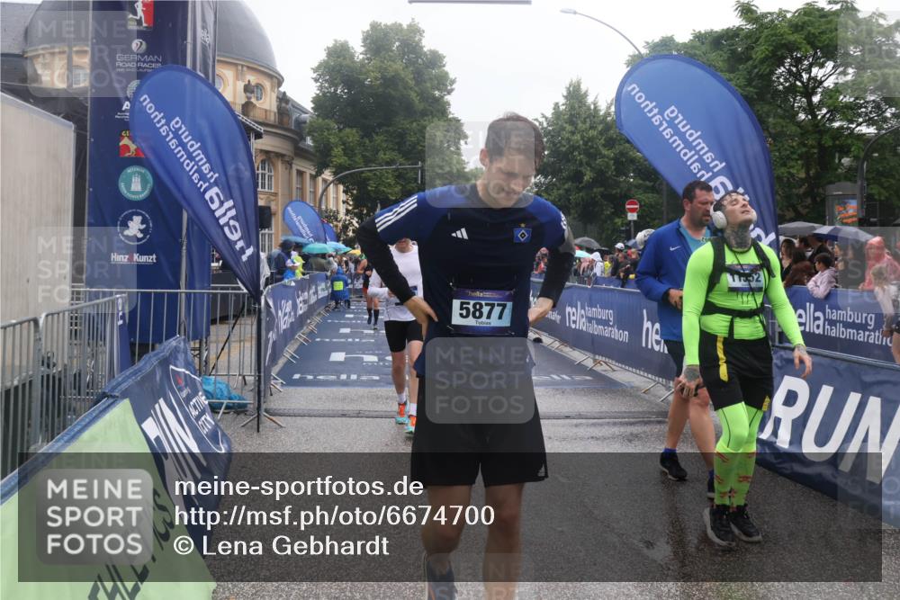 30.06.2024 - hella hamburg halbmarathon Lena Gebhardt http://msf.ph/oto/6674700 30.06.2024 12:23:03 Ziel 4269, 4510, 4623, 4624, 5877, 7449, 8209, 8668, 9501, 10784, 11552 meine-sportfotos.de