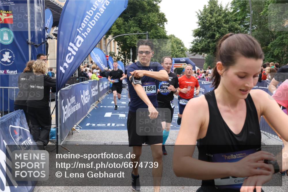 30.06.2024 - hella hamburg halbmarathon Lena Gebhardt http://msf.ph/oto/6674739 30.06.2024 11:10:27 Ziel 2584, 2720, 2930, 2931, 3351, 3808, 3845, 4491, 5032, 5643, 6348, 7014, 8149, 8450, 9195, 9462, 10302, 10566, 11273, 11274, 11395, 11664, 11856, 13212 meine-sportfotos.de