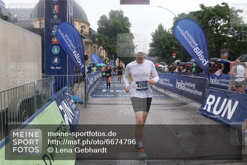 30.06.2024 - hella hamburg halbmarathon Lena Gebhardt http://msf.ph/oto/6674796 30.06.2024 12:23:05 Ziel 4269, 5877, 7449, 8209, 8668, 10784, 11552 meine-sportfotos.de