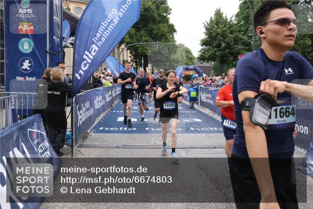 30.06.2024 - hella hamburg halbmarathon Lena Gebhardt http://msf.ph/oto/6674803 30.06.2024 11:10:28 Ziel 2584, 2720, 2930, 3351, 3808, 3845, 4491, 5032, 5643, 6348, 7014, 8149, 8450, 9195, 9462, 10302, 10566, 11273, 11274, 11395, 11664, 11856, 13212 meine-sportfotos.de