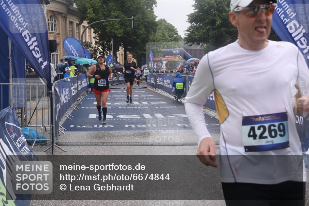 30.06.2024 - hella hamburg halbmarathon Lena Gebhardt http://msf.ph/oto/6674844 30.06.2024 12:23:06 Ziel 4269, 5877, 7449, 8209, 10784, 11552 meine-sportfotos.de