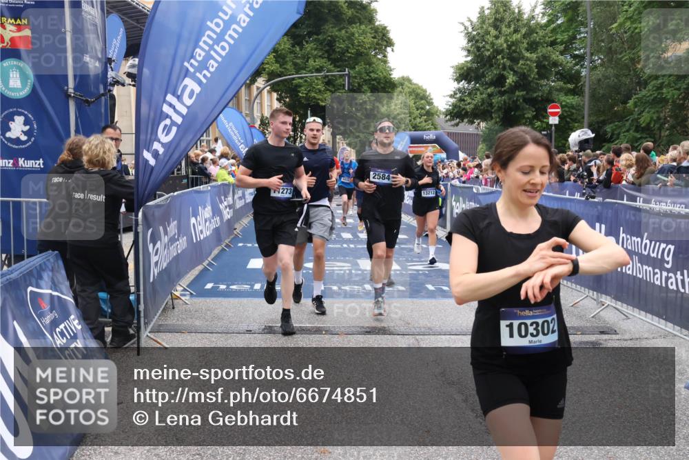 30.06.2024 - hella hamburg halbmarathon Lena Gebhardt http://msf.ph/oto/6674851 30.06.2024 11:10:29 Ziel 2584, 2720, 2930, 3351, 3808, 3845, 5032, 5643, 6348, 7014, 8149, 8450, 9195, 9462, 10302, 10566, 11007, 11273, 11274, 11395, 11664, 11856, 13212 meine-sportfotos.de