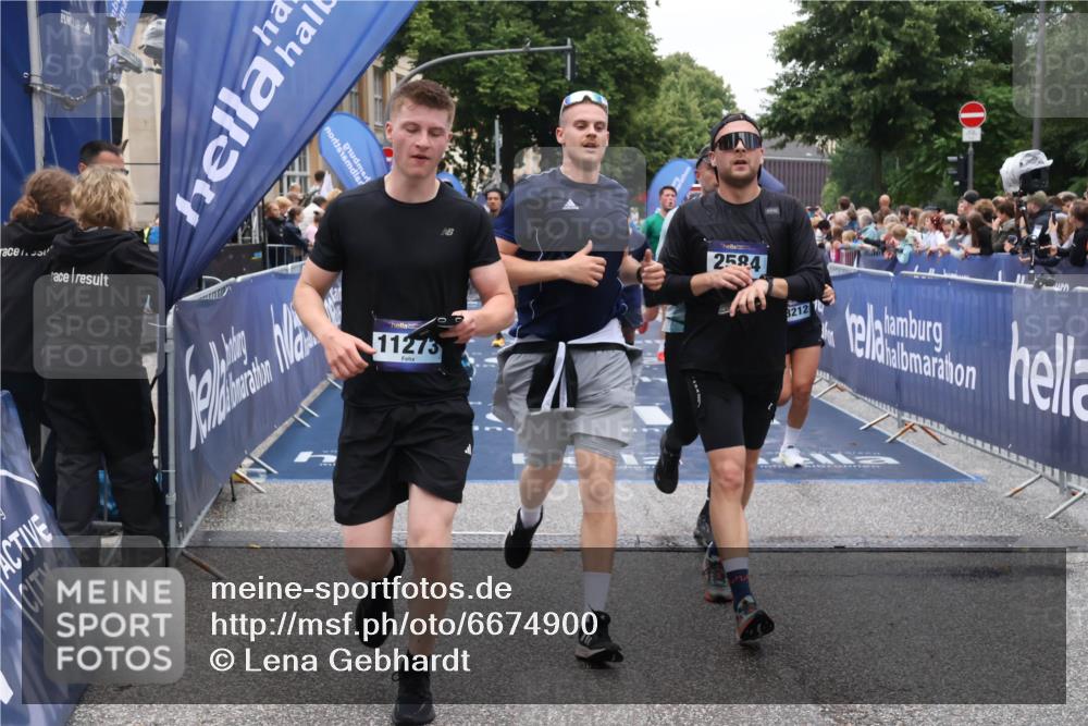 30.06.2024 - hella hamburg halbmarathon Lena Gebhardt http://msf.ph/oto/6674900 30.06.2024 11:10:30 Ziel 2377, 2584, 2720, 3351, 3808, 3845, 5032, 6348, 7014, 8149, 8450, 9195, 9462, 10038, 10302, 10566, 11007, 11273, 11274, 11395, 11664, 11856, 13212, 13378 meine-sportfotos.de