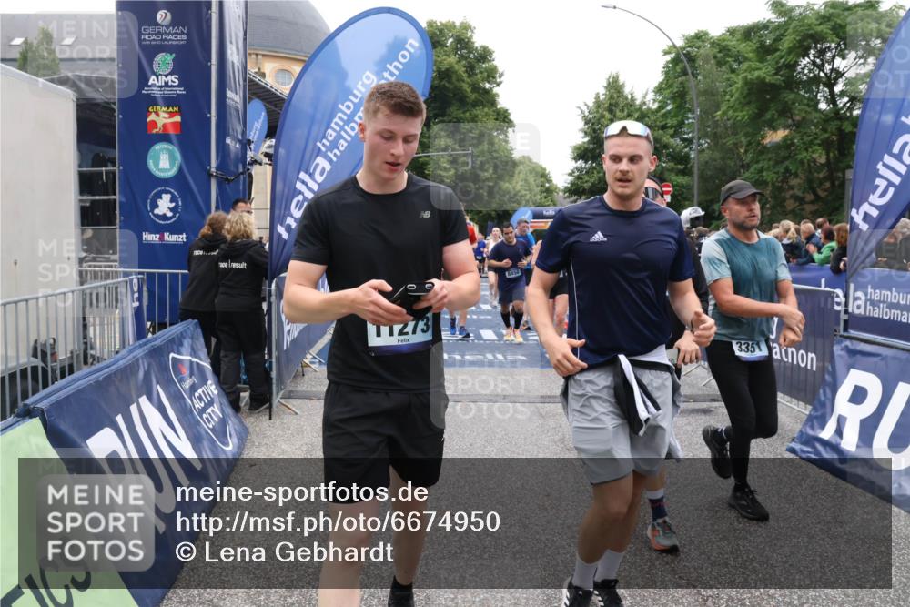 30.06.2024 - hella hamburg halbmarathon Lena Gebhardt http://msf.ph/oto/6674950 30.06.2024 11:10:31 Ziel 1456, 2377, 2584, 2720, 3351, 3808, 5032, 6348, 7014, 8149, 8450, 9195, 9462, 10038, 10302, 10566, 11007, 11273, 11274, 11395, 11664, 11856, 13212, 13378 meine-sportfotos.de