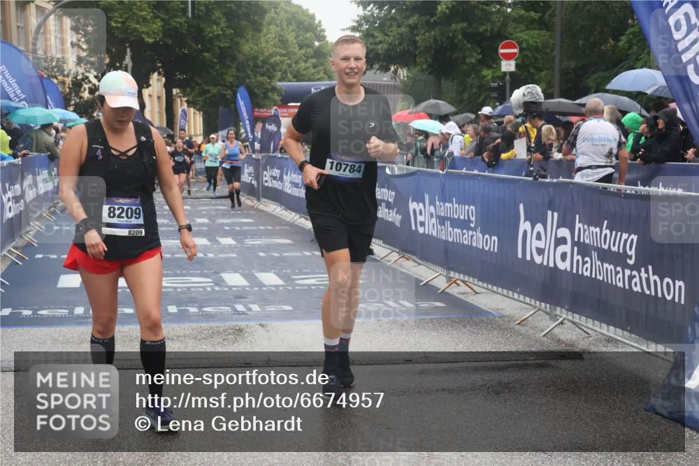 30.06.2024 - hella hamburg halbmarathon Lena Gebhardt http://msf.ph/oto/6674957 30.06.2024 12:23:10 Ziel 8209, 9324, 10784, 11552 meine-sportfotos.de