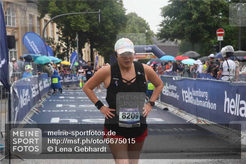 30.06.2024 - hella hamburg halbmarathon Lena Gebhardt http://msf.ph/oto/6675015 30.06.2024 12:23:12 Ziel 4087, 4088, 4945, 8209, 9324, 10784 meine-sportfotos.de