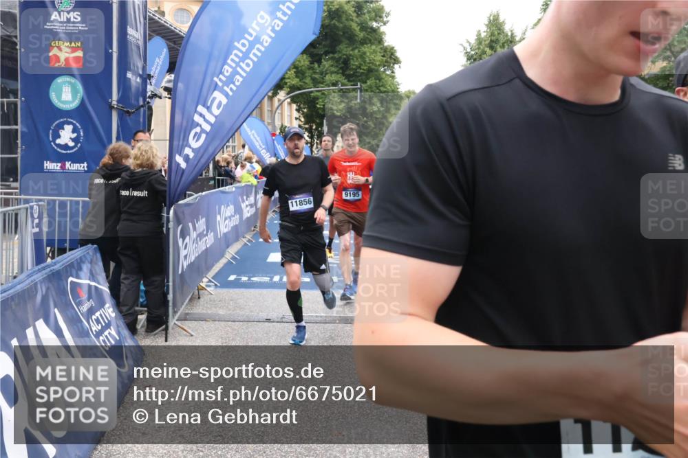 30.06.2024 - hella hamburg halbmarathon Lena Gebhardt http://msf.ph/oto/6675021 30.06.2024 11:10:32 Ziel 1456, 2377, 2584, 2720, 3351, 5032, 6348, 7014, 8149, 8450, 9195, 9462, 10038, 10302, 10398, 10566, 11007, 11273, 11274, 11395, 11856, 13212, 13378 meine-sportfotos.de