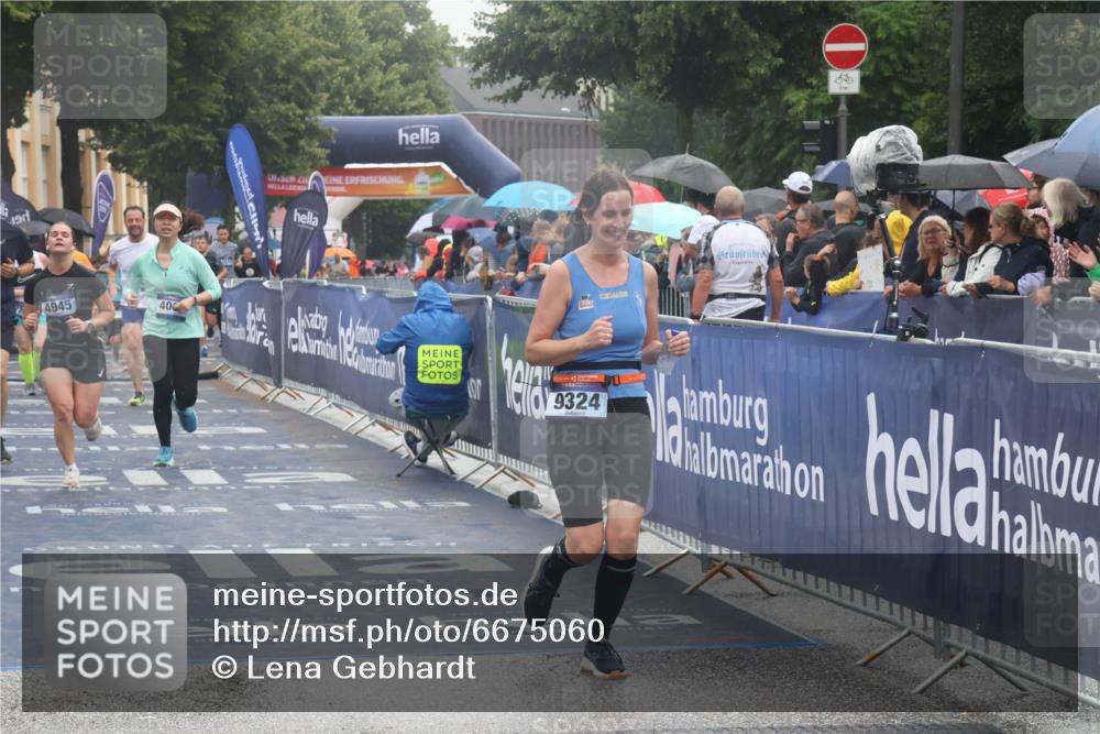 30.06.2024 - hella hamburg halbmarathon Lena Gebhardt http://msf.ph/oto/6675060 30.06.2024 12:23:15 Ziel 3421, 4087, 4088, 4945, 9324, 10784 meine-sportfotos.de