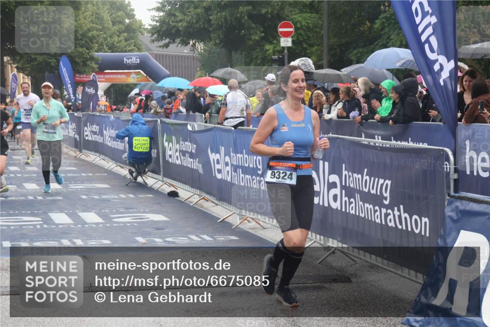 30.06.2024 - hella hamburg halbmarathon Lena Gebhardt http://msf.ph/oto/6675085 30.06.2024 12:23:16 Ziel 3421, 4087, 4088, 4945, 9324 meine-sportfotos.de