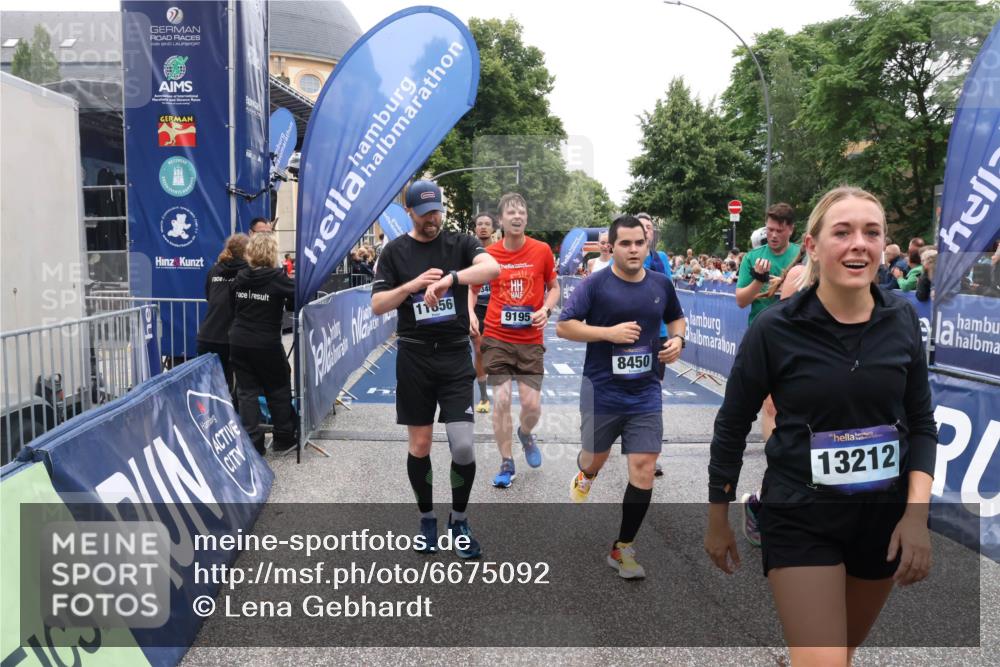 30.06.2024 - hella hamburg halbmarathon Lena Gebhardt http://msf.ph/oto/6675092 30.06.2024 11:10:33 Ziel 1456, 2377, 2584, 2720, 3351, 5032, 6348, 6829, 8450, 9195, 9415, 9462, 10038, 10302, 10398, 10566, 11007, 11273, 11274, 11359, 11395, 11856, 13212, 13378 meine-sportfotos.de