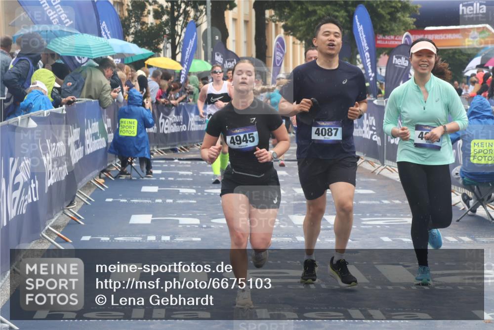 30.06.2024 - hella hamburg halbmarathon Lena Gebhardt http://msf.ph/oto/6675103 30.06.2024 12:23:17 Ziel 3310, 3421, 4087, 4088, 4945, 9324 meine-sportfotos.de