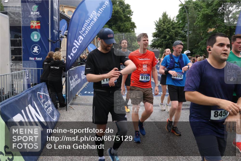 30.06.2024 - hella hamburg halbmarathon Lena Gebhardt http://msf.ph/oto/6675129 30.06.2024 11:10:34 Ziel 1456, 2377, 2584, 2720, 3351, 5032, 6199, 6348, 6829, 8450, 9195, 9415, 9462, 10038, 10398, 10566, 11007, 11010, 11273, 11274, 11359, 11856, 13212, 13378 meine-sportfotos.de