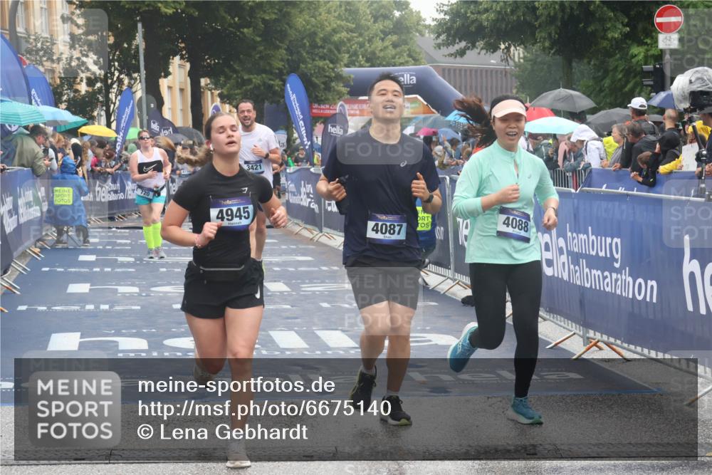 30.06.2024 - hella hamburg halbmarathon Lena Gebhardt http://msf.ph/oto/6675140 30.06.2024 12:23:18 Ziel 3310, 3421, 4087, 4088, 4945, 9324 meine-sportfotos.de